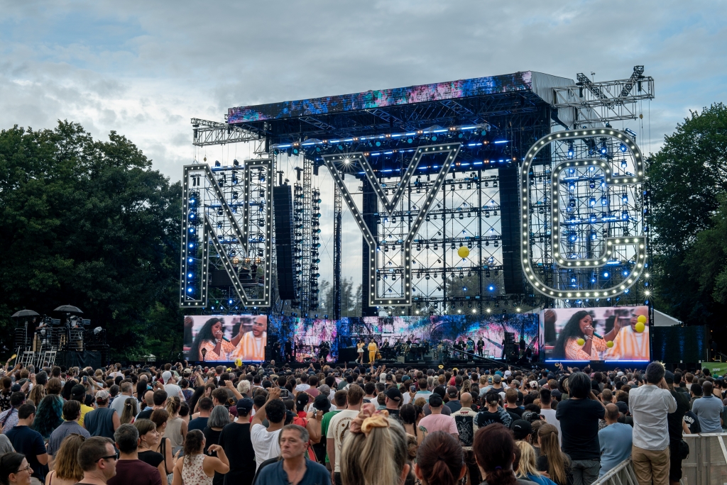  Tom Kenny and 4Wall Call On 600+ CHAUVET Professional Fixtures at Giant Central Park Show