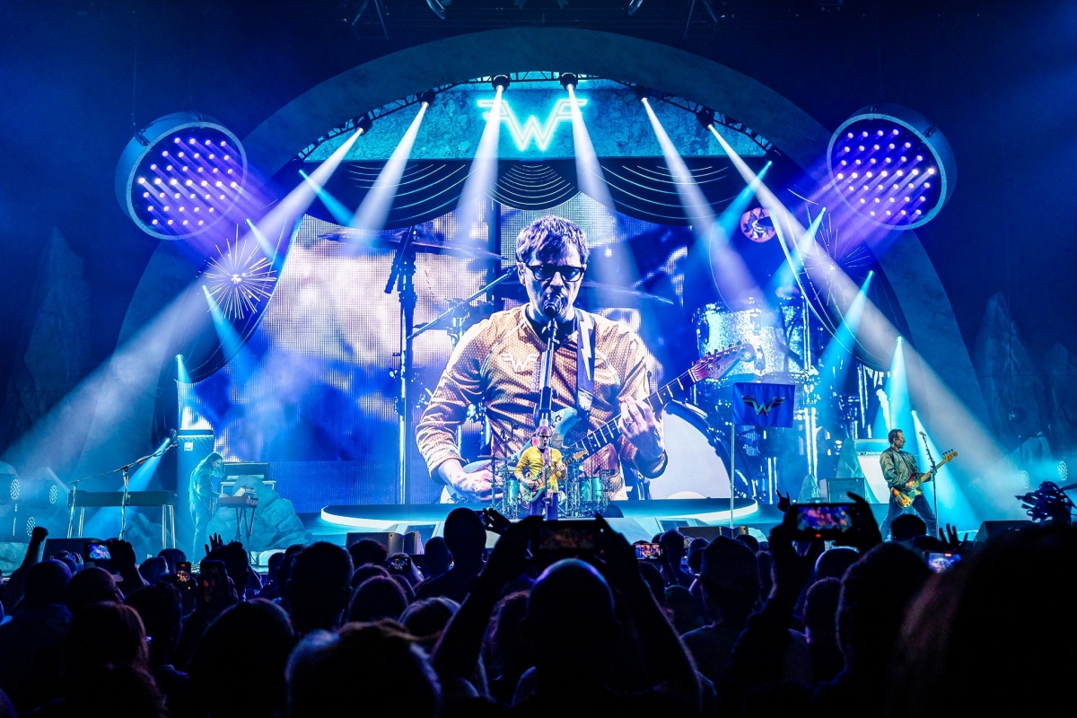  4Wall Provides Lighting for Weezer's Voyage to The Blue Planet Tour